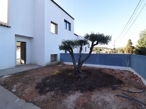 Moradia T3 Nova com Piscina Privada – Boliqueime