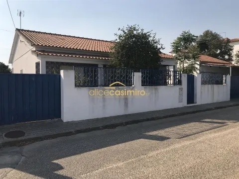 Moradia T3 e Anexo T2, Lote com 990m2