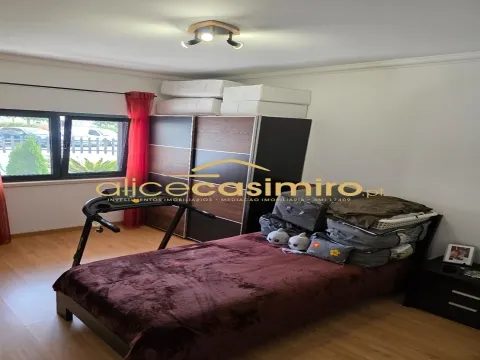 Moradia T4 - boas áreas- excelente estado!