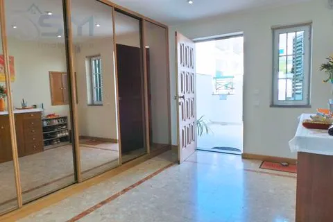 Moradia T4+3 composta por 5 pisos com divisões amplas e construção de qualidade