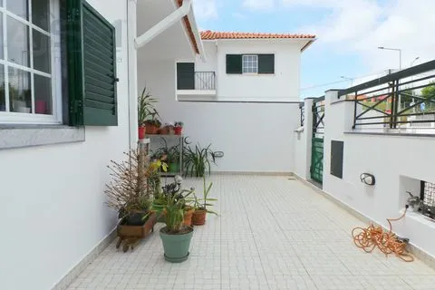 Moradia T4+3 composta por 5 pisos com divisões amplas e construção de qualidade