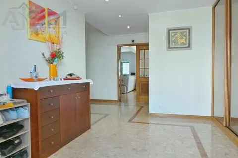 Moradia T4+3 composta por 5 pisos com divisões amplas e construção de qualidade