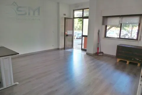 Boutique de 104m² divisée en 4 espaces, préparée pour diverses activités