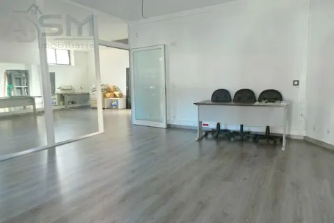 Boutique de 104m² divisée en 4 espaces, préparée pour diverses activités