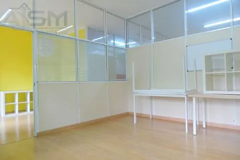 Boutique de 110m² divisée en 4 espaces, préparée pour diverses activités