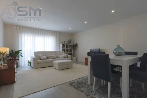 Apartamento T2 com suíte e garagem box para duas viaturas em condomínio