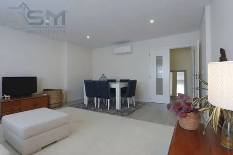 Apartamento T2 com suíte e garagem box para duas viaturas em condomínio