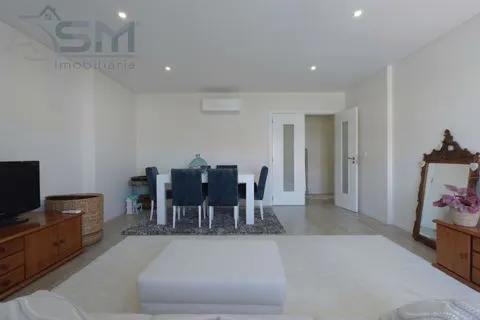 Apartamento T2 com suíte e garagem box para duas viaturas em condomínio