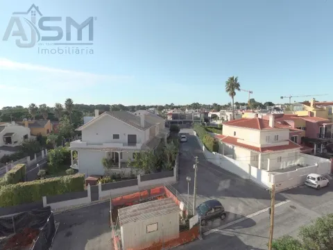 Apartamento T4 transformado em T2 com garagem box de 70m² em zona privilegiada de Cascais