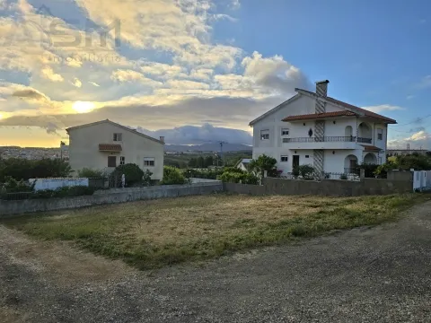 Städtisches Grundstück mit 230m² für den Bau eines Hauses in Porto Salvo, Gemeinde Oeiras.