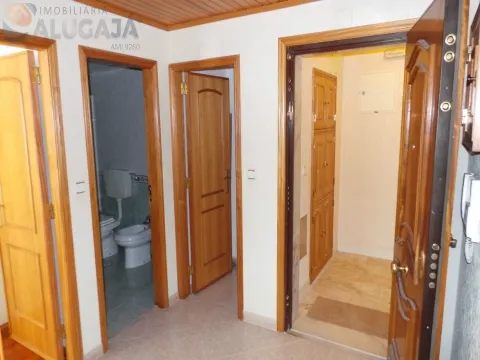 Apartamento T1 para investimento em zona central da Urbanização, com lareira e arrecadação
