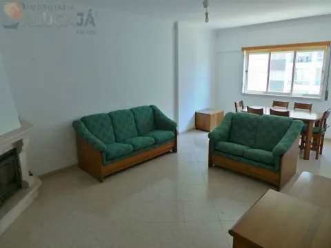 Apartamento T1 para investimento em zona central da Urbanização, com lareira e arrecadação