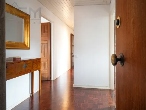 Spacious and bright 5-bedroom apartment in Olivais Sul, with good sun exposure and central location