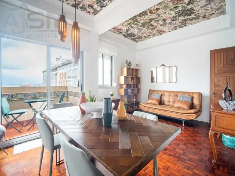 Spacious and bright 5-bedroom apartment in Olivais Sul, with good sun exposure and central location