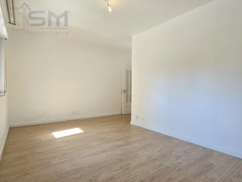Excelente apartamento T2  todo renovado com arrecadação em zona central da urbanização