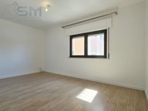 Excelente apartamento T2  todo renovado com arrecadação em zona central da urbanização