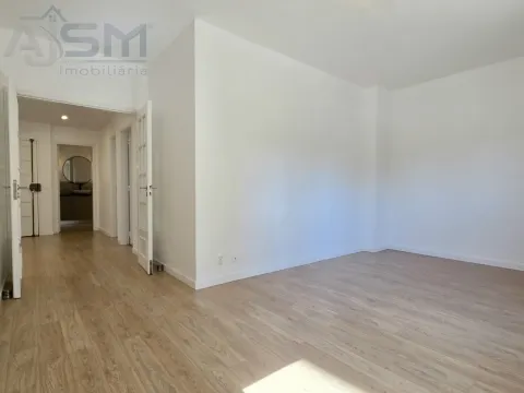 Excelente apartamento T2  todo renovado com arrecadação em zona central da urbanização
