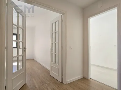 Excelente apartamento T2  todo renovado com arrecadação em zona central da urbanização
