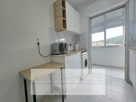 T2 Remodelado com Varanda de 18m² e Vista Monsanto | São Domingos de Benfica