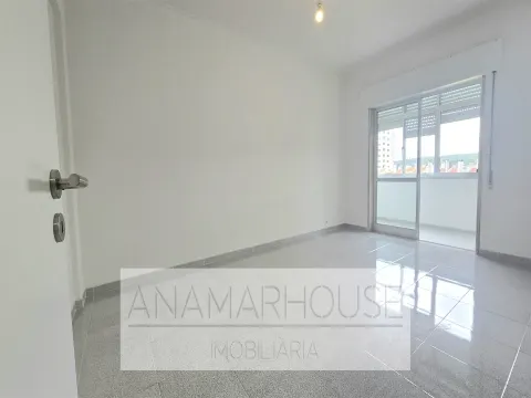 T2 Remodelado com Varanda de 18m² e Vista Monsanto | São Domingos de Benfica