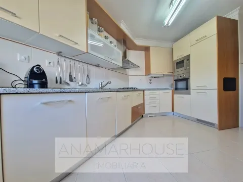 T2 com Box e Arrecadação na Urbanização Alto da Mira, Amadora