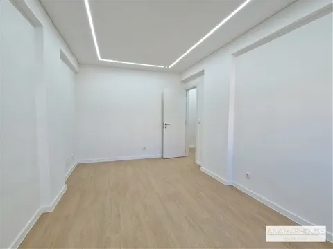 T2 Remodelado com varanda, perto da Urbanização Villa Park,Amadora