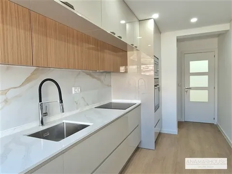 T2 Remodelado com varanda, perto da Urbanização Villa Park,Amadora