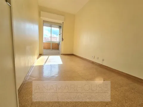 T2 na Rua José Murias, com elevador e arrecadação pronto a habitar, Benfica, Lisboa