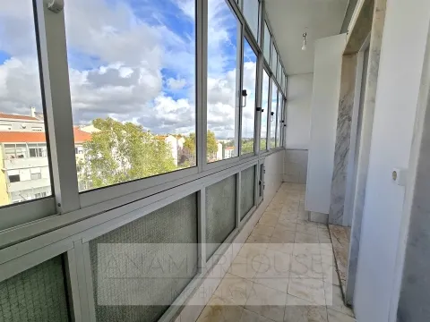 T2 na Rua José Murias, com elevador e arrecadação pronto a habitar, Benfica, Lisboa