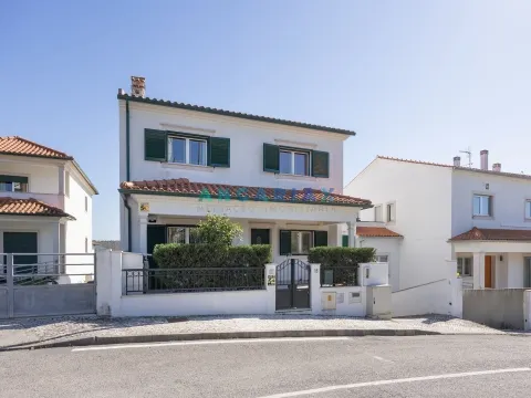 ANG1571 - 4+2 Bedroom House for Sale in Leiria