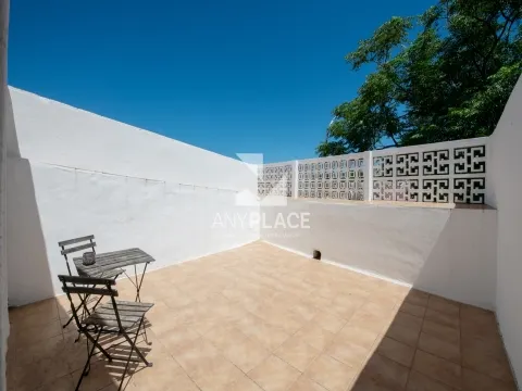 Charmante, komplett renovierte Villa mit Blick auf die Mauern des Schlosses in Loulé.