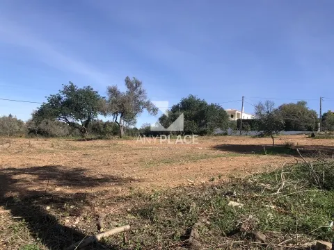 Terreno con fattibilità di costruzione di una villa di tre piani con piscina e bellissima vista mare.