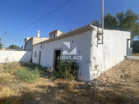 Excellent farm with villa to renovate located in a quiet and valued area.