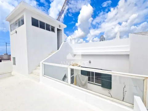 Lujoso apartamento de 3 dormitorios con amplias terrazas en el centro de Loulé en una excelente ubicación.