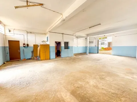 Opportunity for a unique building in a privileged location, which combines housing and services in one