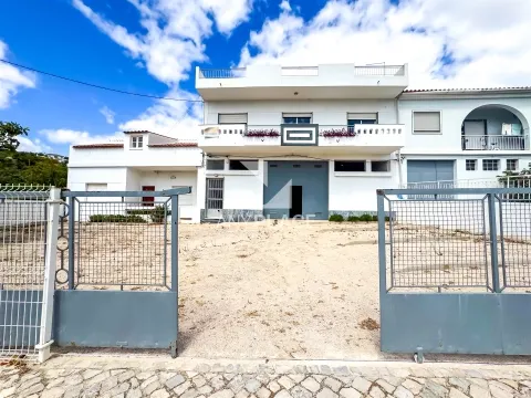 Opportunity for a unique building in a privileged location, which combines housing and services in one