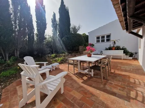 Villa de 4 chambres - terrain de 2.500 m2 - piscine - campagne - vue sur la mer et les montagnes - P