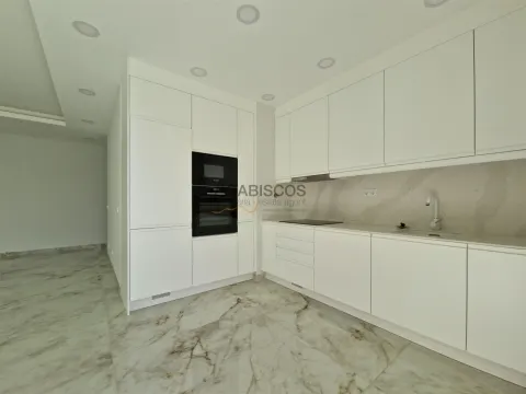 Apartamento T4 - Varandas com 46 m2 - Piscina - Ar Condicionado - Piso Radiante - Lagos - Algarve