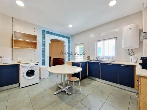 Villa T6 - Potentiel pour 6 Appartements - Garage - Terrasses - Bemposta - Portimão - Algarve