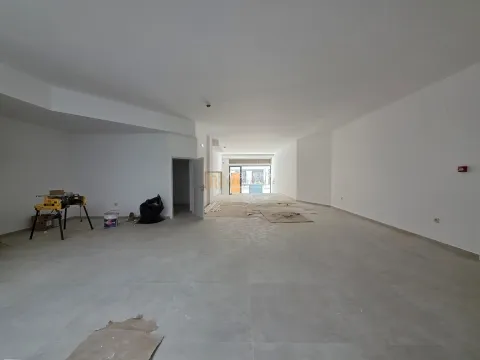 Loja para Restauração, Comércio ou Serviços – Centro da Maia