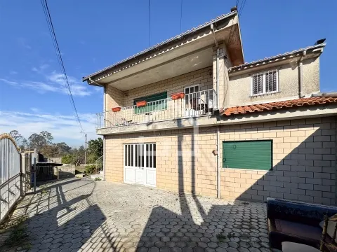 Moradia com 2 Habitações - Souto