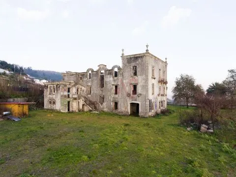 Palais de la 2ème décennie du siècle. XX, inséré dans un terrain de 10707 m2, avec PIP APPROUVÉ à Paredes