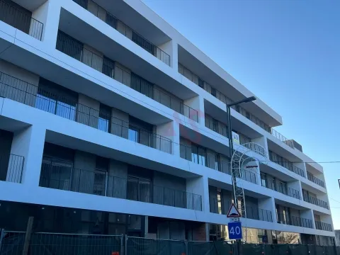 Loja em construção no centro de Paços de Ferreira com 57 m2