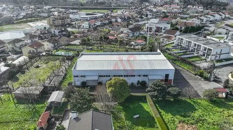 Armazém industrial com 1104 m2 em Medelo, Fafe