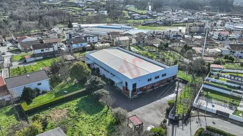 Armazém industrial com 1104 m2 em Medelo, Fafe
