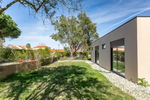 Lussuosa villa a piano singolo con 4 + 1 camera da letto con giardino e piscina nel Golfo di Montado a Palmela