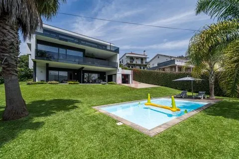 Lujosa villa de 5+1 dormitorios con piscina en el corazón de Vizela