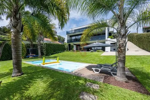 Lujosa villa de 5+1 dormitorios con piscina en el corazón de Vizela