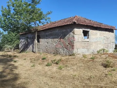 Villa de 1 dormitorio en reconstrucción con terreno de 22.000 m² – Constanza, Marco de Canaveses