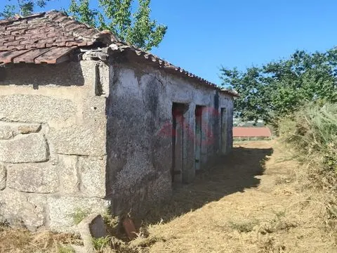 Villa de 1 dormitorio en reconstrucción con terreno de 22.000 m² – Constanza, Marco de Canaveses